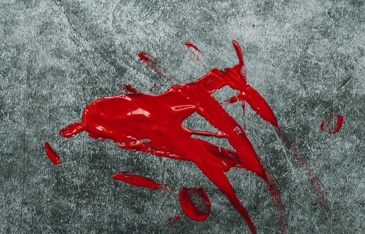 Песни из кинофильма кровь на асфальте. 1+1 Картина с красной краской. МКИ красной краской. Кровь на асфальте эмблема.