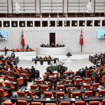 Çalışan emeklilere 5 bin lira yasalaştı